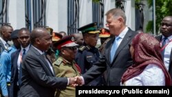 Președintele Iohannis i-a oferit președintelui Republicii Tanzania, Samia Suluhu Hassan, „Steaua României” în grad de Colan, informează Președinția. Aici la ceremonia de rămas bun, la Dar Es Salaam, 19 noiembrie 2023. 