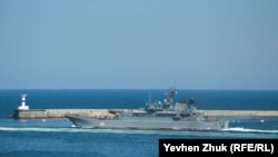 Великий десантний корабель «Цезарь Куников» Чорноморського флоту РФ виходить із Севастопольської бухти. Серпень 2021 року