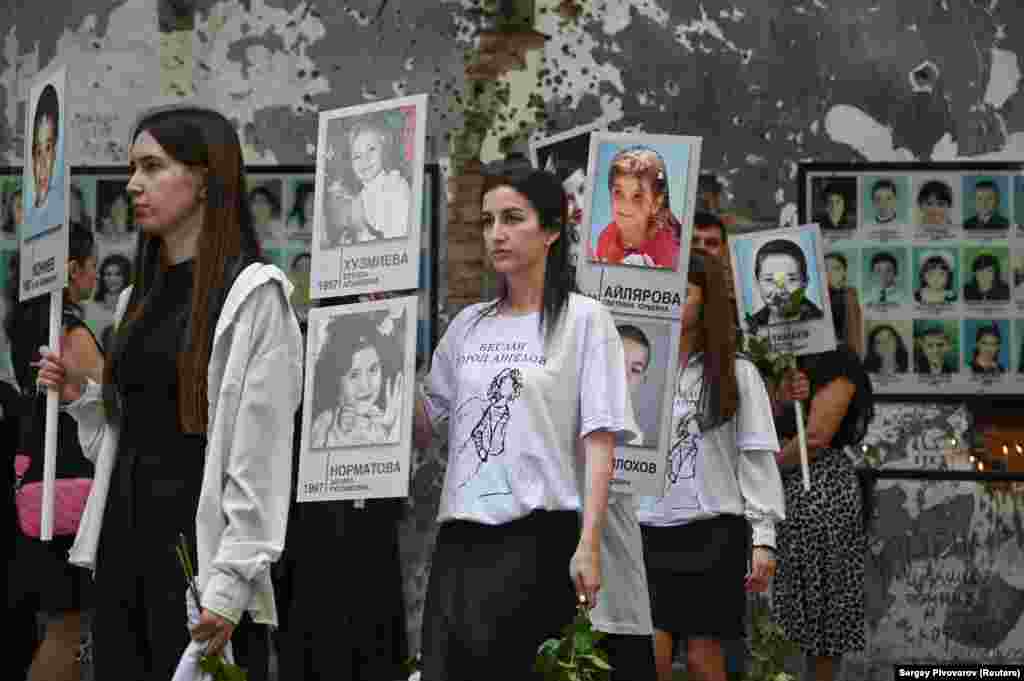 Njerëzit marrin pjesë në një ceremoni përkujtimore në 20-vjetorin e sulmit vdekjeprurës nga militantët islamikë në një shkollë në Beslan, në rajonin e Osetisë së Veriut të Rusisë më 1 shtator. &nbsp;