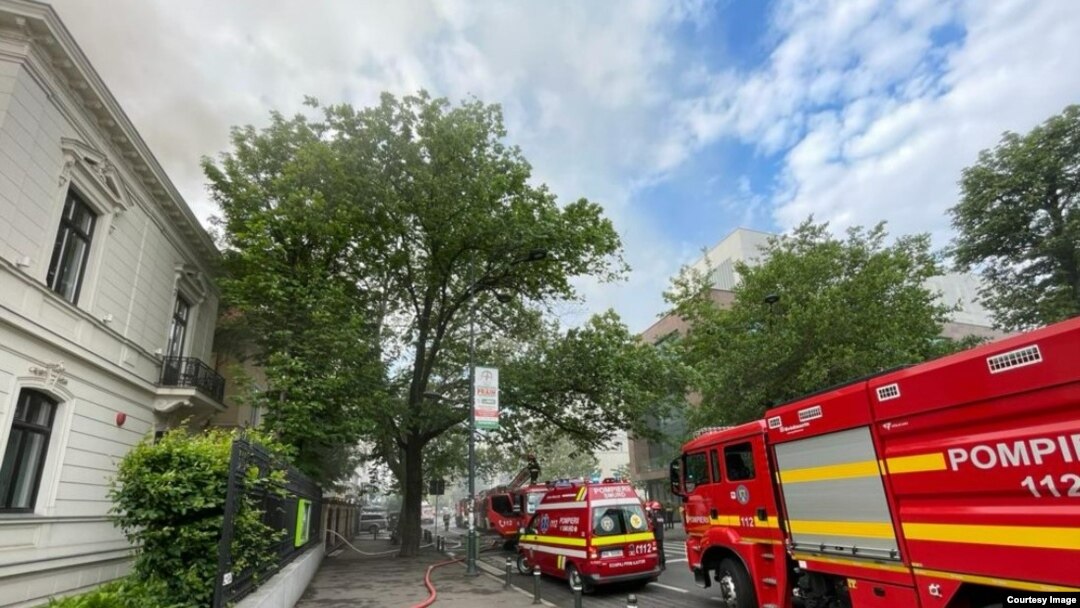 Un incendiu puternic a izbucnit la o clădire de pe Calea Dorobanților din București