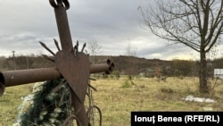 Cruce fără nume în cimitirul din orașul Siret (jud. Suceava). 8.589 de copii au fost internați la căminul-spital Siret, între 1 aprilie 1956 şi 6 iunie 2001. În aceeași perioadă au murit 1.500.