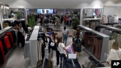 Kupci kupuju artikle u H&M prodavnici u Moskvi, Rusija, 9. augusta 2022.