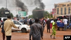 Pristalice nigerskih odbrambenih i sigurnosnih snaga napadaju sjedište nigerske Stranke za demokratiju i socijalizam (PNDS), svrgnutog predsjednika Mohameda Bazuma, u Nijameju 27. jula 2023.