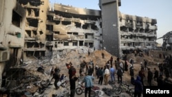 Stanovnici Gaze pregledaju štetu u bolnici Al Shifa nakon povlačenja izraelskih snaga, 1. april 2024. 