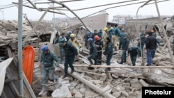 Resmiler partlama bilen ilteşikli jenaýat derňew işini gozgadylar.