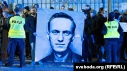 Орусиянын Варшавадагы элчилигинин алдында Алексей Навальныйдын сүрөтүн көтөрүп чыккандар. Польша, 16-февраль, 2024-жыл.
