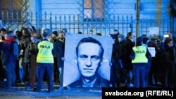 Акция протеста у российского посольства в Варшаве, Польша