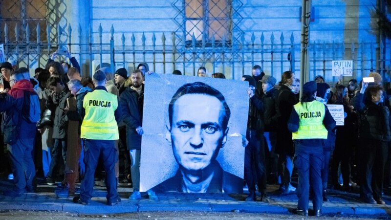 90 миң киши Навальныйдын сөөгүн үй-бүлөсүнө өткөрүп берүүнү талап кылды