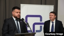 Candidatul Partidului Coaliției pentru Unitate și Bunăstare la funcția de primar al capitalei Ion Bulgac (stânga) și Igor Munteanu, unul dintre fondatorii formațiunii. 