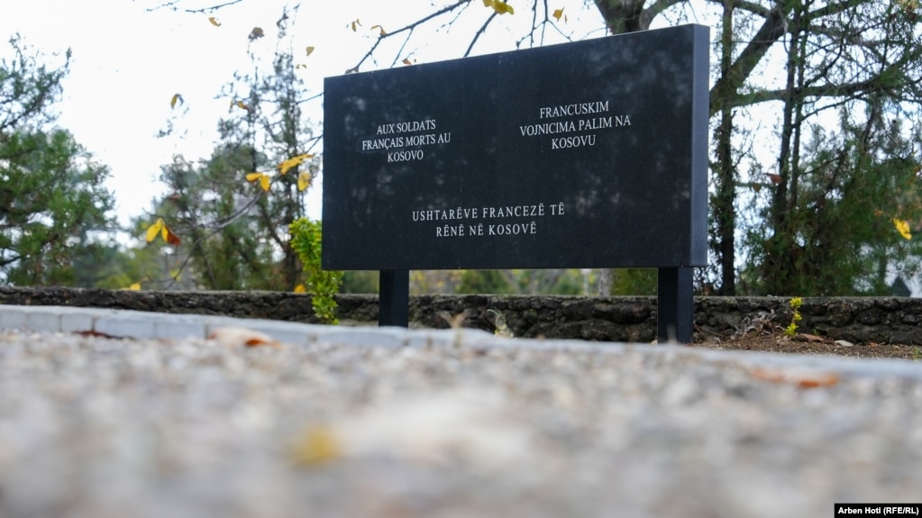 Pllaka e ushtarëve francezë të rënë në Kosovë.