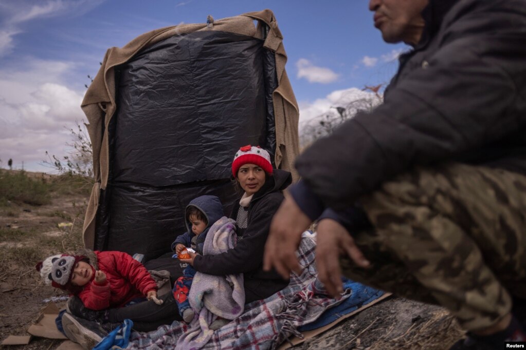 Një familje emigrante nga Ekuadori - Jose Avilar, Jocelyn, Sofia 3-vjeçare dhe Ian njëvjeçar, mbulohen për t'u mbrojtur nga moti i ftohtë derisa presin një mundësi për ta kaluar kufirin. 