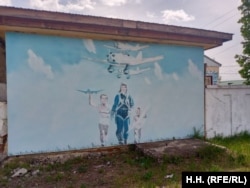 Egy falfestmény a falu katonai légi bázisa előtt