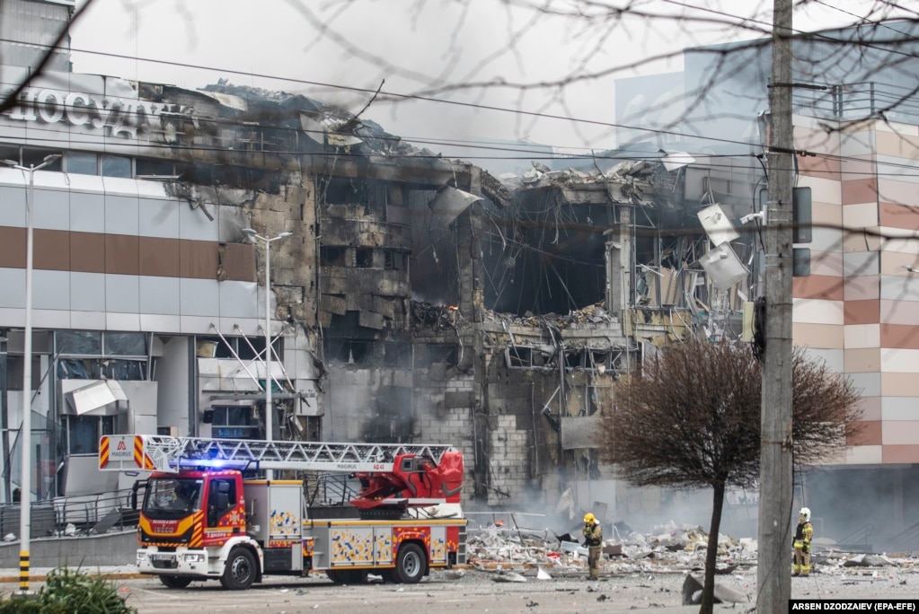 ...e danneggiato gravemente un centro commerciale, uccidendo cinque persone e ferendone 15, ha scritto su Telegram il ministero dell'Interno ucraino.