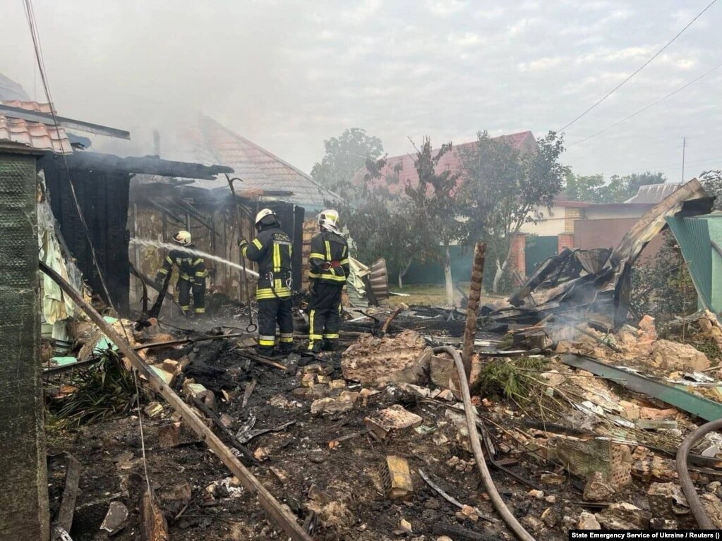I soccorritori lavorano sul sito degli edifici danneggiati durante la notte dagli attacchi di droni e missili russi nella regione di Kiev il 30 agosto.