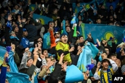 Казахстанские болельщики во время отборочного футбольного матча группы H Евро-2024 между Словенией и Казахстаном. Любляна, 20 ноября 2023 года