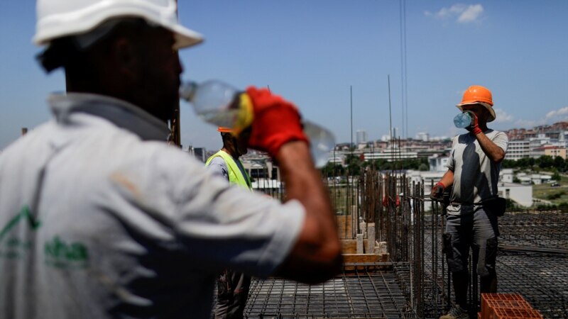 MSh je obvezala javni in zasebni sektor k zaščiti delavcev pred vročino