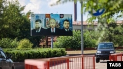 Баннер около Мариупольского металлургического комбината имени Ильича. Архивное фото