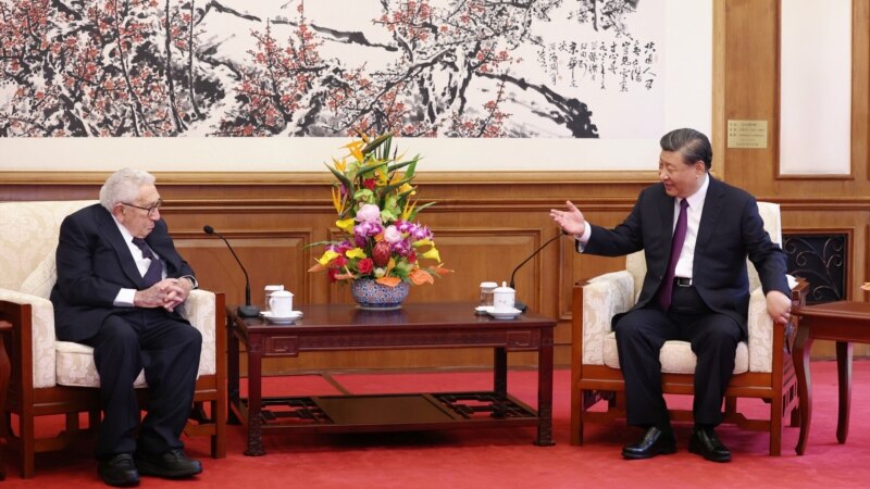 Xi Jinping takon Henry Kissingerin teksa SHBA-ja synon përmirësim e lidhjeve me Kinën