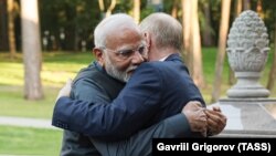 Premierul indian Narendra Modi, în vizită la Vladimir Putin, la reședința din Nova Ogarevo a președintelui rus, la câteva sute de kilometri de atacurile rusești cu rachete asupra spitalului pentru copiii bolnavi de cancer din Ucraina. 