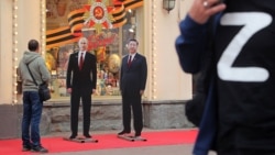 Фигуры Владимира Путина и Си Цзиньпина у магазина сувениров в центре Москвы, май 2024 года
