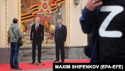 Фигуры Владимира Путина и Си Цзиньпина у магазина сувениров в центре Москвы, май 2024 года