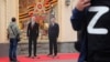 Вырезанные из картона изображения руководителя России Владимира Путина (слева) и президента Китая Си Цзиньпина возле сувенирного магазина в центре Москвы во время визита Путина в Пекин, 16 мая 2024 года