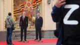 Вирізані з картону зображення керівника Росії Володимира Путіна (ліворуч) і президента Китаю Сі Цзіньпіна біля сувенірної крамниці в центрі Москви у час візиту Путіна до Пекіну, 16 травня 2024 року 