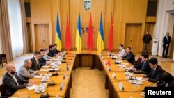 Глава МИД Украины Дмитрий Кулеба на встрече с китайским представителем, 16 мая