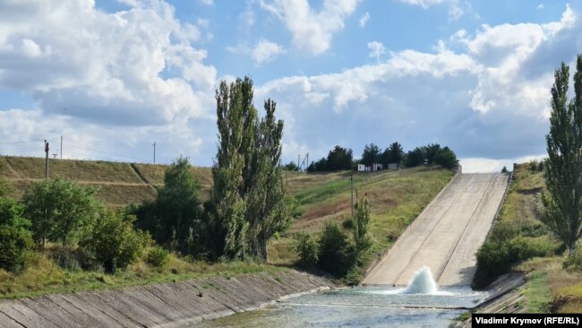 Скидання води з Білогірського водосховища