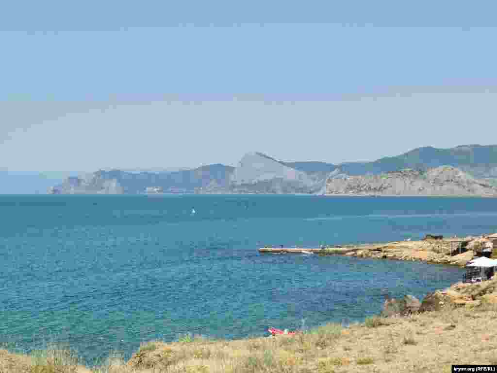 Вид с пляжа &laquo;Меганом&raquo; на скалу Сокол у поселка Новый Свет и мыс Алчак у Судака&nbsp;в Крыму