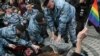 Orosz rendőrök viszik a földre és veszik őrizetbe egy melegjogi tüntetés résztvevőit Moszkvában 2009. május 16-án