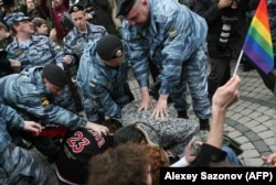 Задержание активиста на акции протеста в Москве, 16 мая 2009 года
