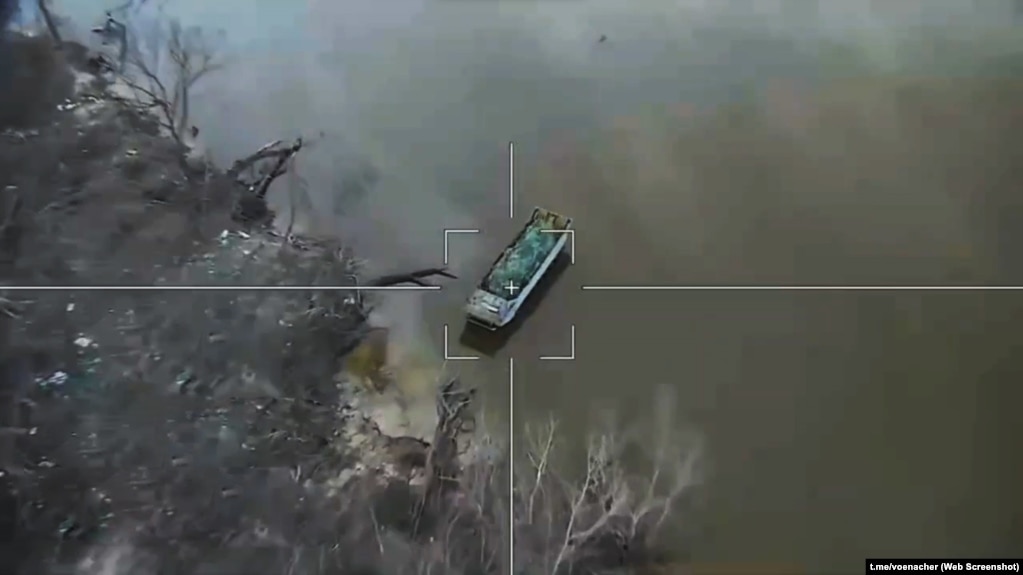 Плаваючий транспортер ПТС-2 ЗСУ неподалік села Кринки, Херсонська область, листопад 2023 року