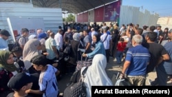 Палестинці з подвійним громадянством стоять на кордоні з Єгиптом, сподіваючись отримати дозвіл залишити Газу, 1 листопада 2023 року