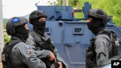 Pjesëtarë të Policisë së Kosovës në Zveçan më 27 maj 2023.