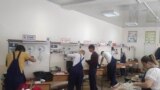 Elevi ai școlii profesionale din Corbu, raionul Dondușeni, în timpul examenului la meseriile electromontor și lăcătuș-electrician.