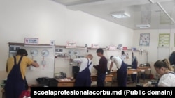 Elevi ai școlii profesionale din Corbu, raionul Dondușeni, în timpul examenului la meseriile electromontor și lăcătuș-electrician.