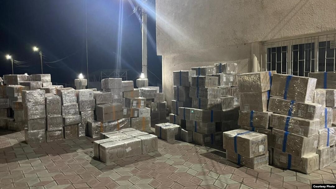 Мыйзамсыз ташылып келатканы айтылган дарылар салынган кутулар. 