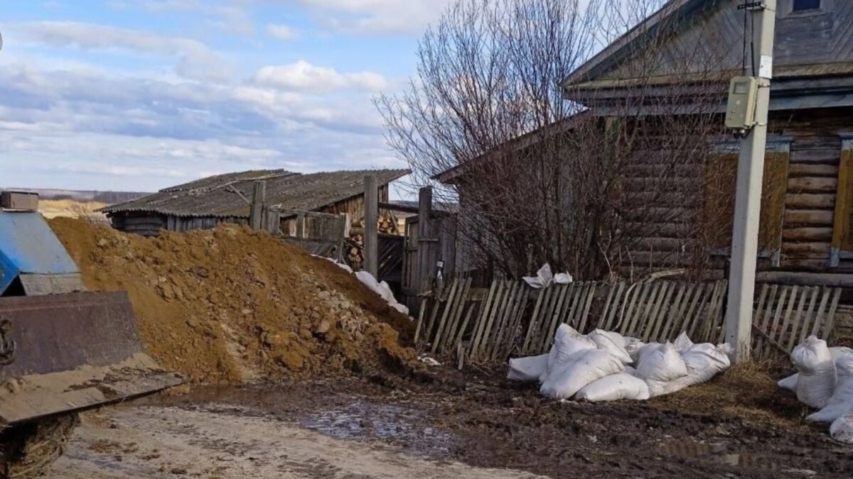 Жителям Тюменской области МЧС приказала разобрать самодельную дамбу,  несмотря на паводок