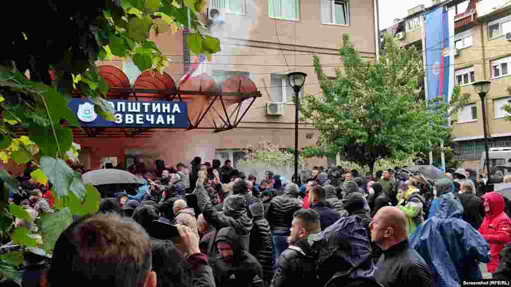 Përleshje mes policisë dhe protestuesve të nacionalitetit serb në Zveçan.&nbsp;