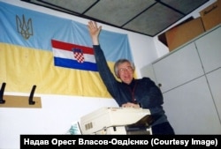 Співробітник Української редакції Радіо Свобода Орест Власов-Овдієнко, родом із Хорватії, в радійному офісі. Мюнхен, 27 грудня 1991 року. Світлину зроблено через 26 днів після Всеукраїнського референдуму щодо проголошення Незалежності України