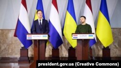 Kryeministri në detyrë i Holandës, Mark Rutte, dhe presidenti ukrianas, Volodymyr Zelensky. Harkiv, 1 mars 2024. 