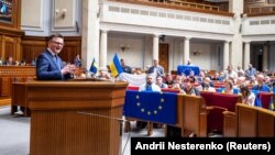 Președintele parlamentului polonez, Szymon Holownia, se adresează deputaților ucraineni în Rada de la Kiev, Ucraina, în iunie 2024.