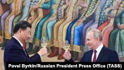 Президент РФ Владимир Путин и председатель КНР Си Цзиньпин (справа налево) во время государственного обеда в Грановитой палате. Москва, РФ, 21 марта 2023 года