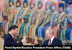 Президент РФ Владимир Путин и председатель КНР Си Цзиньпин (справа налево) во время государственного обеда в Грановитой палате. Россия, Москва, 21 марта 2023 года