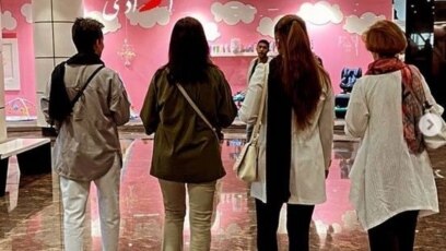 تردد زنان در اماکن عمومی ایران بدون توجه به حجاب اجباری ادامه دارد