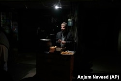 Prodavač koristi improvizirano svjetlo na štandu na tržnici tokom nestanka struje u cijeloj zemlji, u Islamabadu, Pakistan, ponedjeljak, 23. januara 2023.