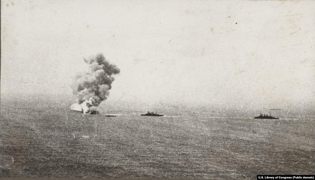 Një fotografi e bërë pak çaste pasi Petropavlovski goditi një minë, që shkaktoi fundosjen e anijes brenda disa sekondave.
