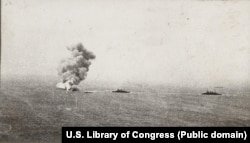 Fotografija snimljena nekoliko trenutaka nakon što je Petropavlovsk naletio na minu, potopivši brod u roku od nekoliko sekundi