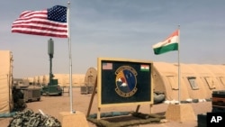Флаги США и Нигера рядом в базовом лагере для военно-воздушных сил и персонала, поддерживающего строительство 201-й авиабазы ​​Нигера в Агадесе. Апрель 2018 года 